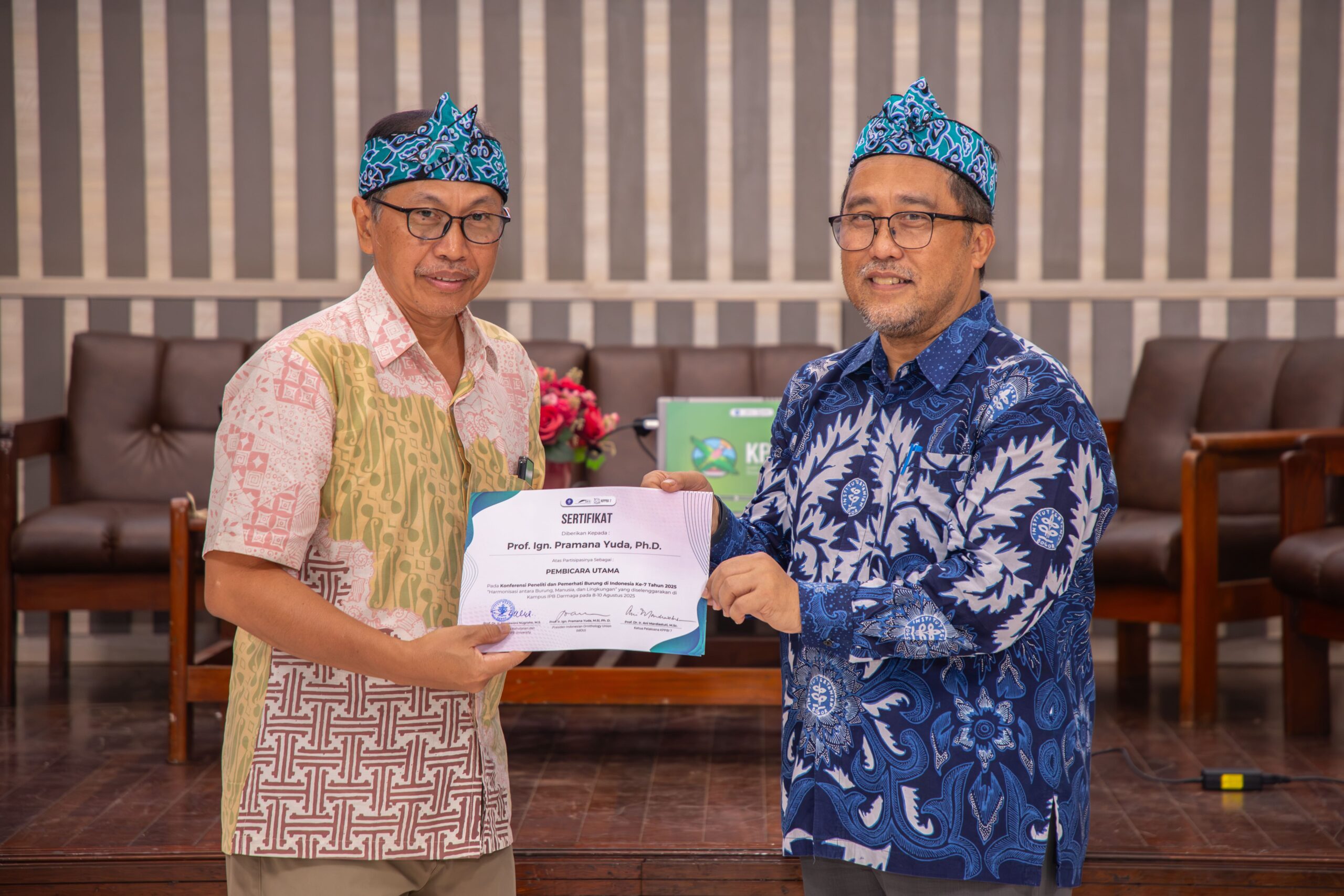 Pemberian Sertifikat Kepada Dekan Fahutan IPB