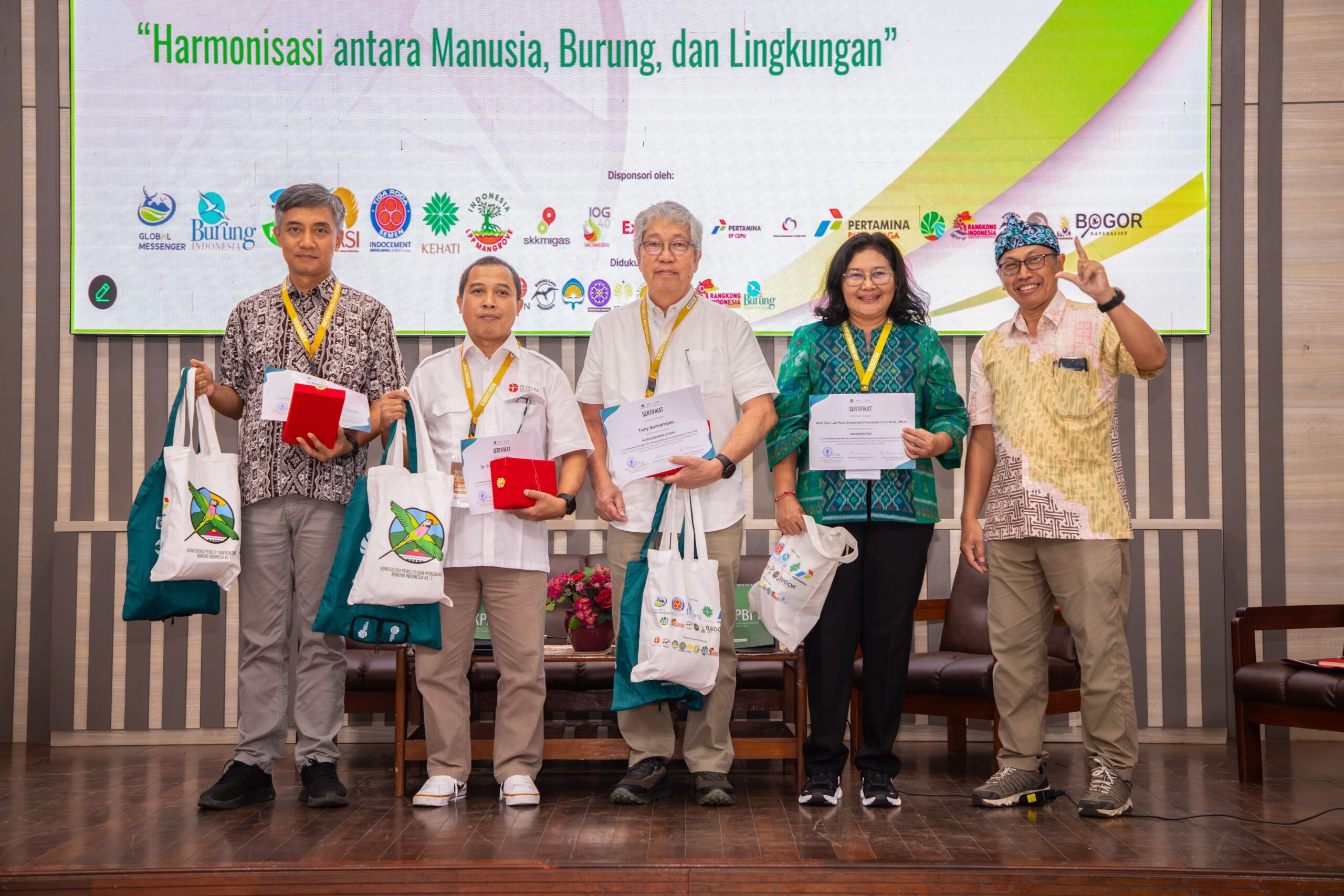 Pemberian Suvenir Kepada Narasumber