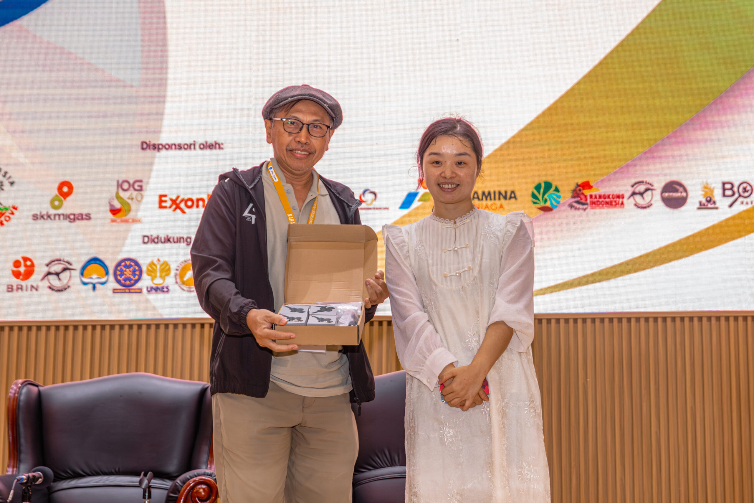 Pemberian Sertifikat Sponsor Kepada Global Messenger