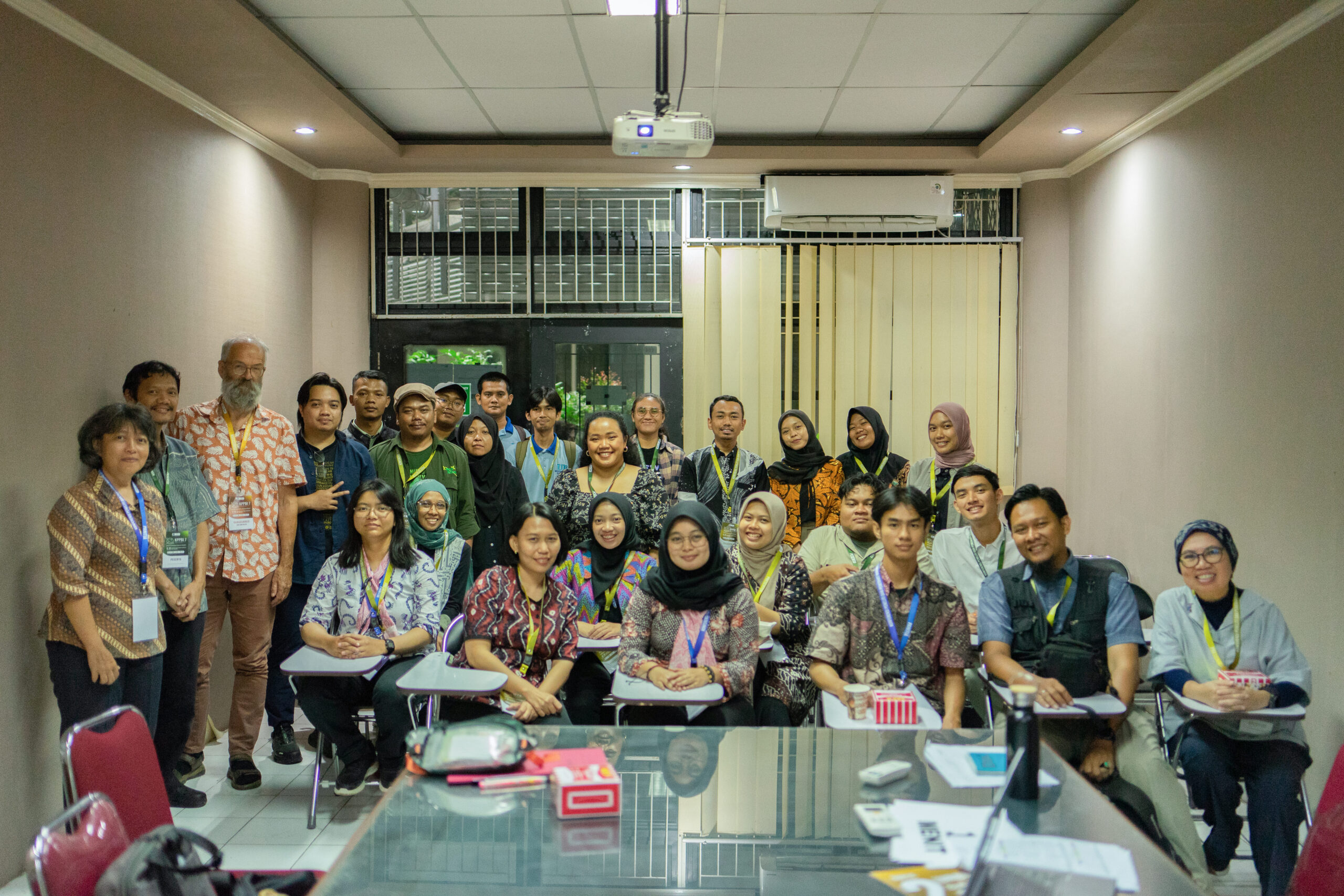 Foto bersama di R. Eboni