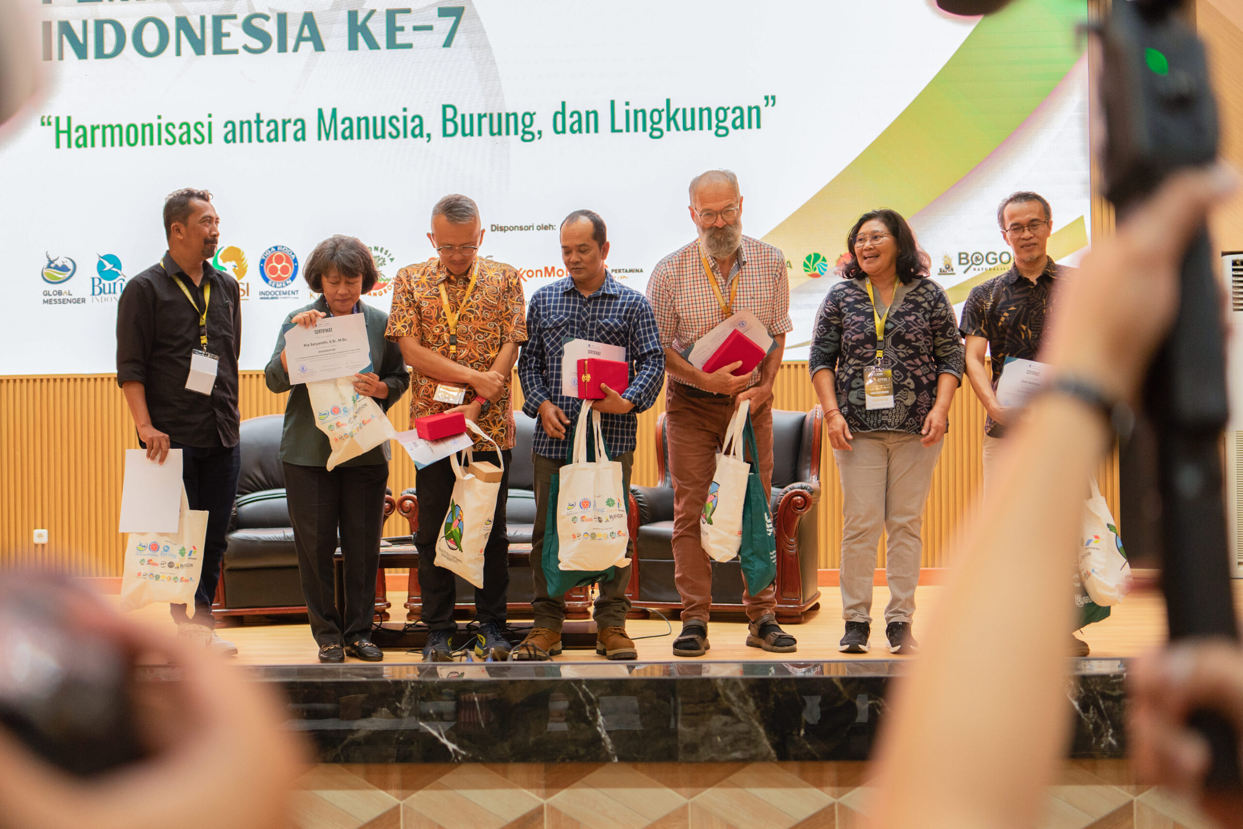 Pemberian Suvenir kepada Narasumber